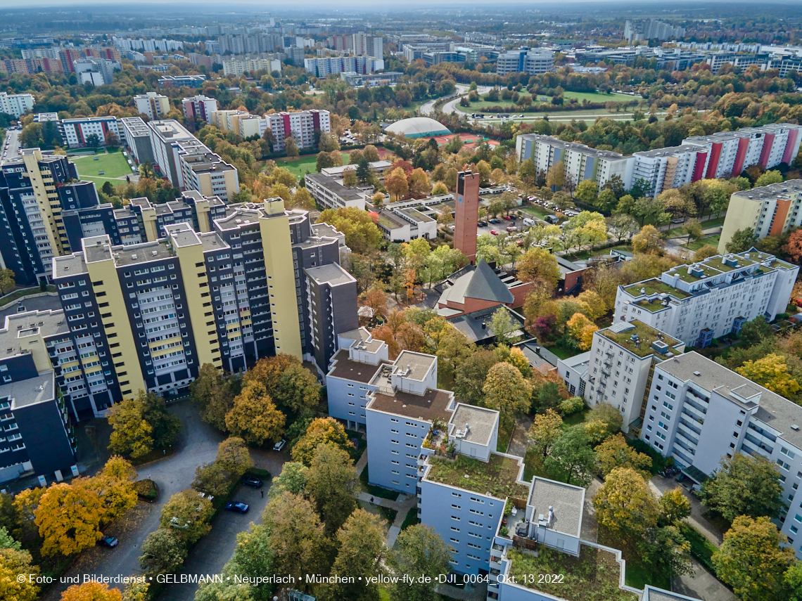 13.10.2022 - Das Marx-Zentrum und Wohnanlage Karl-Marx-Ring 52-62 in Neuperlach